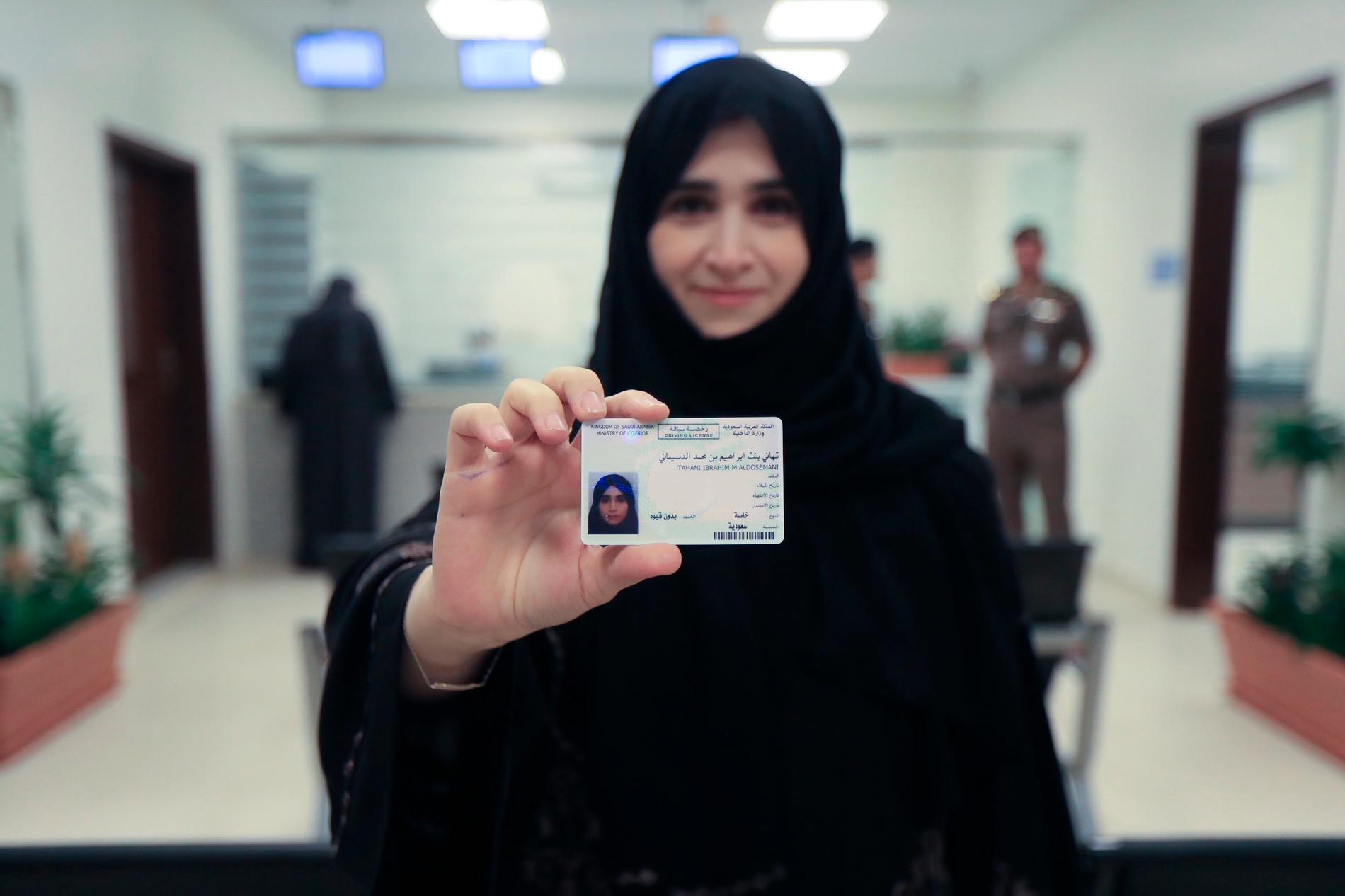 De första kvinnorna i Saudiarabien har fått sina körkort utfärdade. Här visar Tahani Aldosemani, forskare vid universitetet Prince Sattam Bin Abdulaziz i Al-Kharj, upp sitt splitter nya körkort.