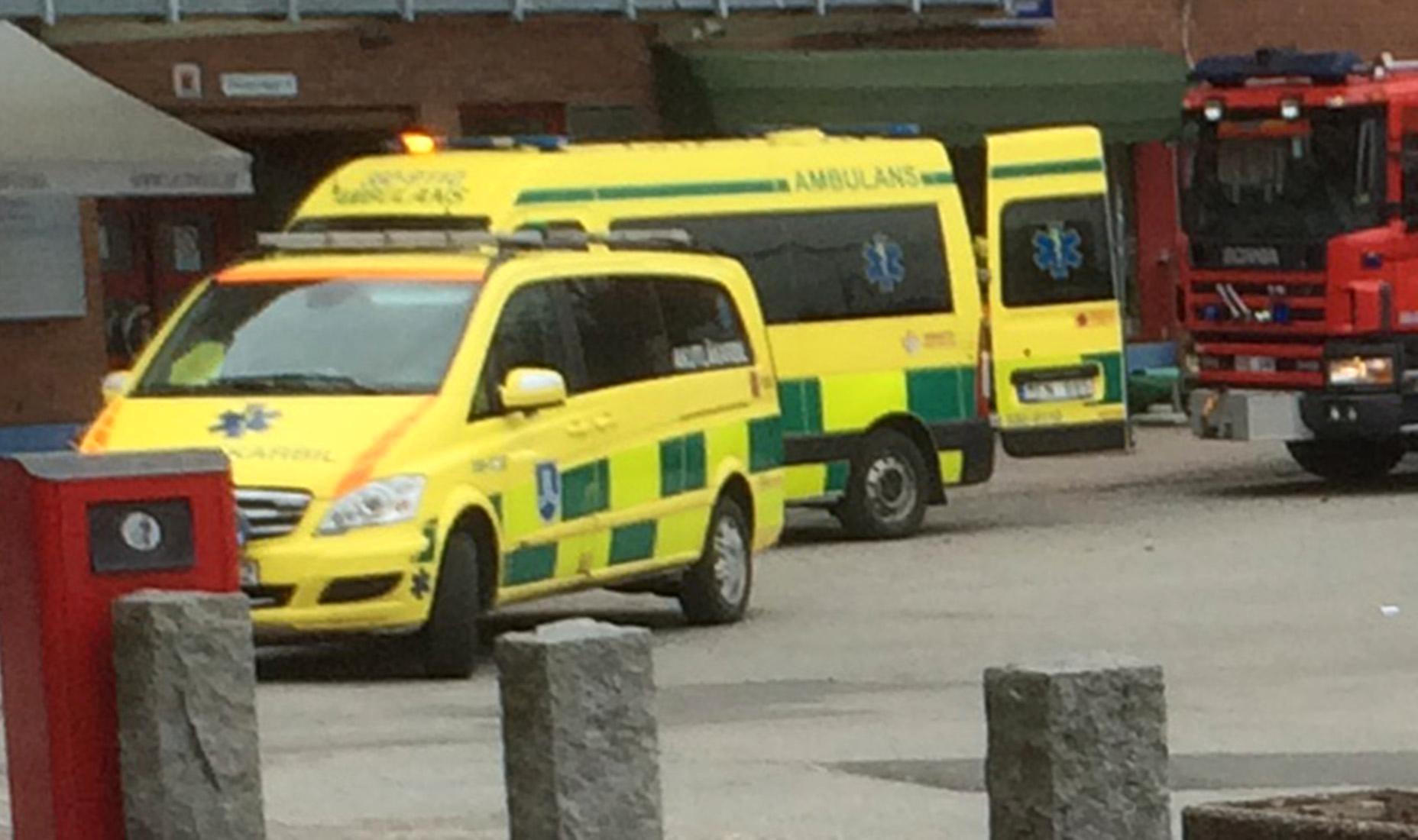 Ambulanser utanför förskolan.
