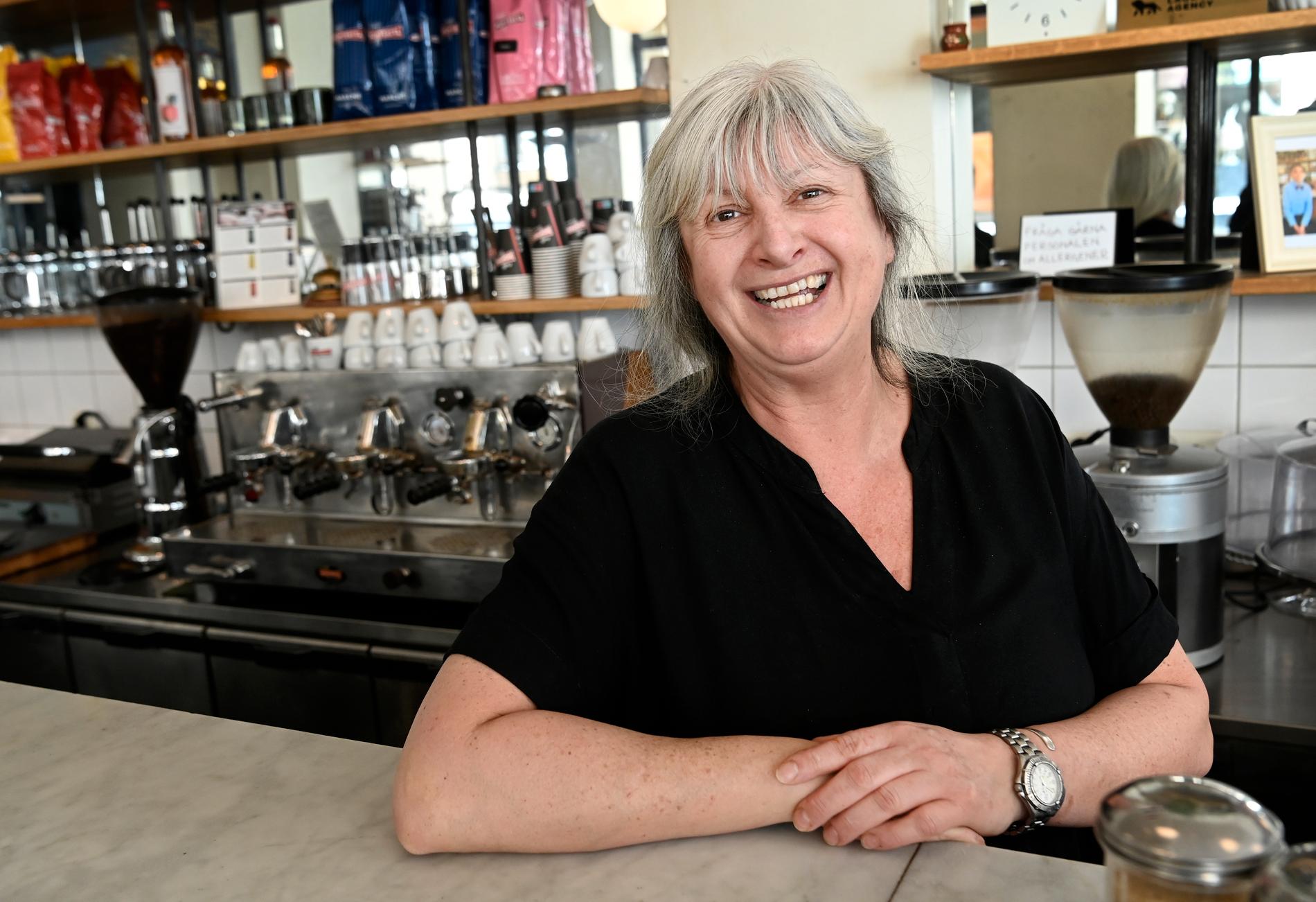 Marita Johansson, 58, ägare till kaféet Kaffe: ”De är ett annorlunda klientel än vad det var för 25 år sedan när jag flyttade hit. Men jag tycker inte det är dåligt, jag tycker det är mysigt att vi blandas upp allihop”.