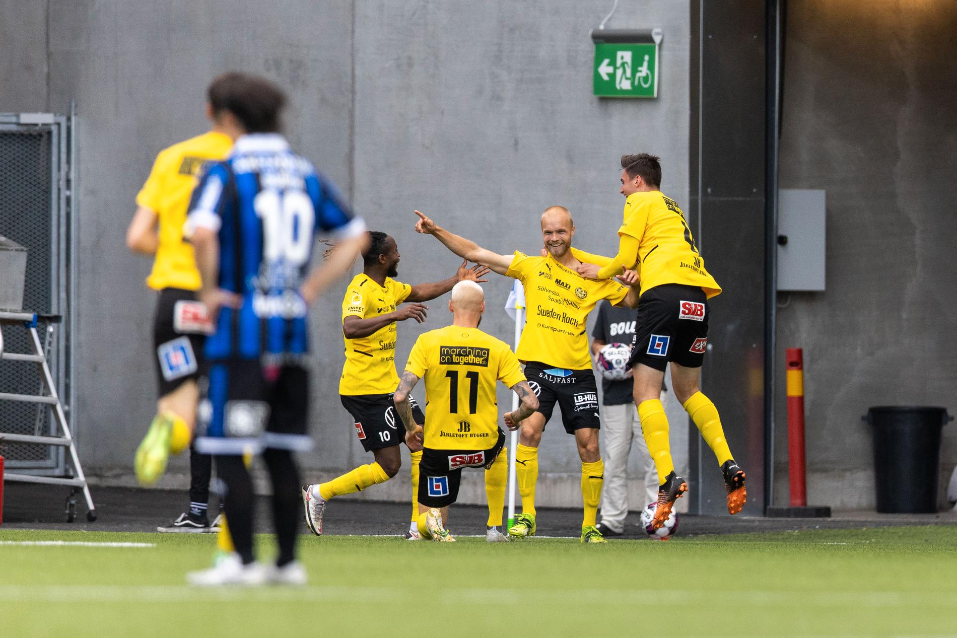 Viktor Gustafson och Mjällby firar efter 1–0 mot Sirius. 