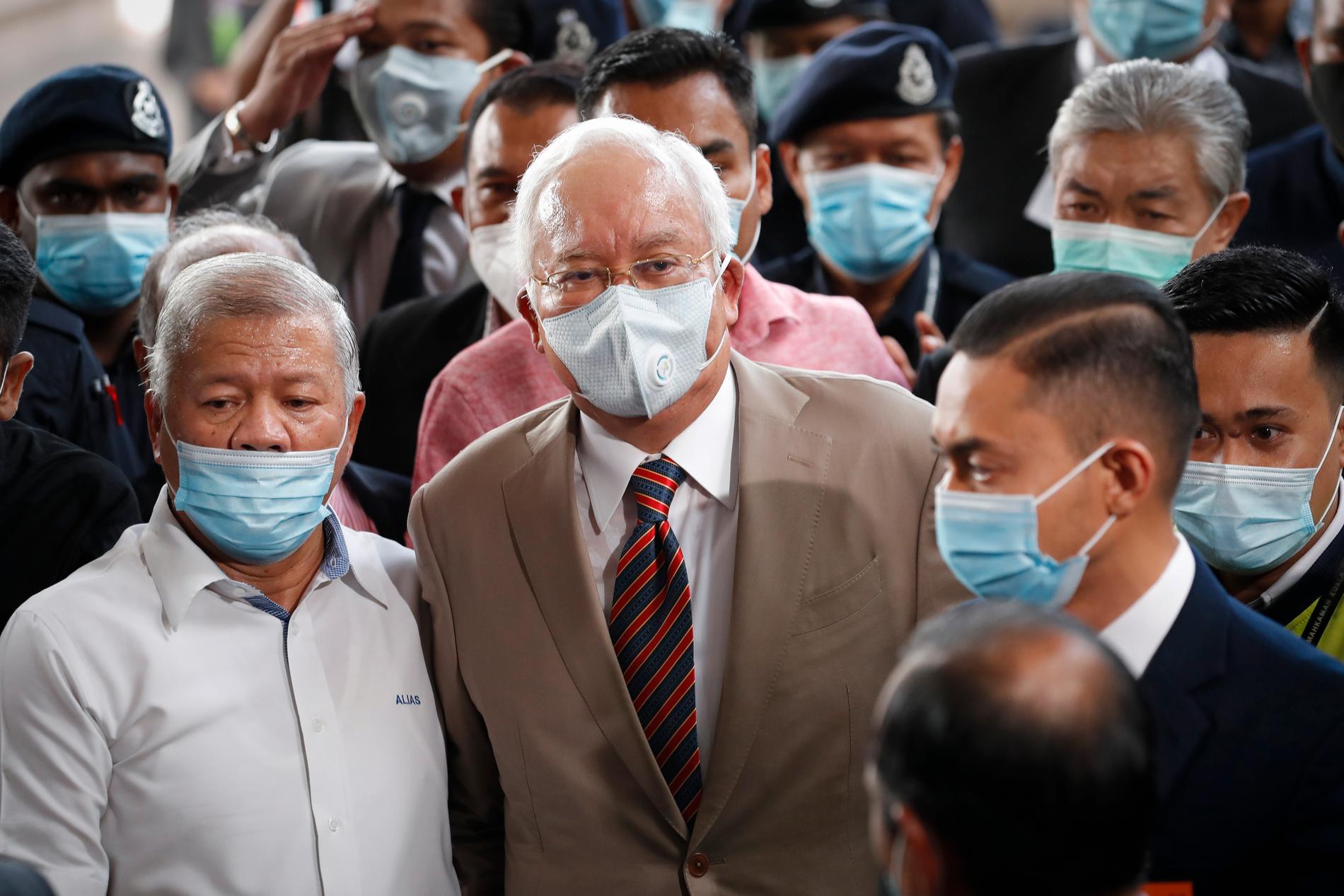 Malaysias tidigare premiärminister Najib Razak utanför domstolen i Kuala Lumpur.