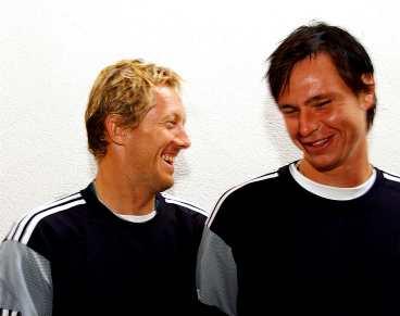 Jonas Björkman och Robin Söderling har trevligt mellan matcherna i Wimbledon.