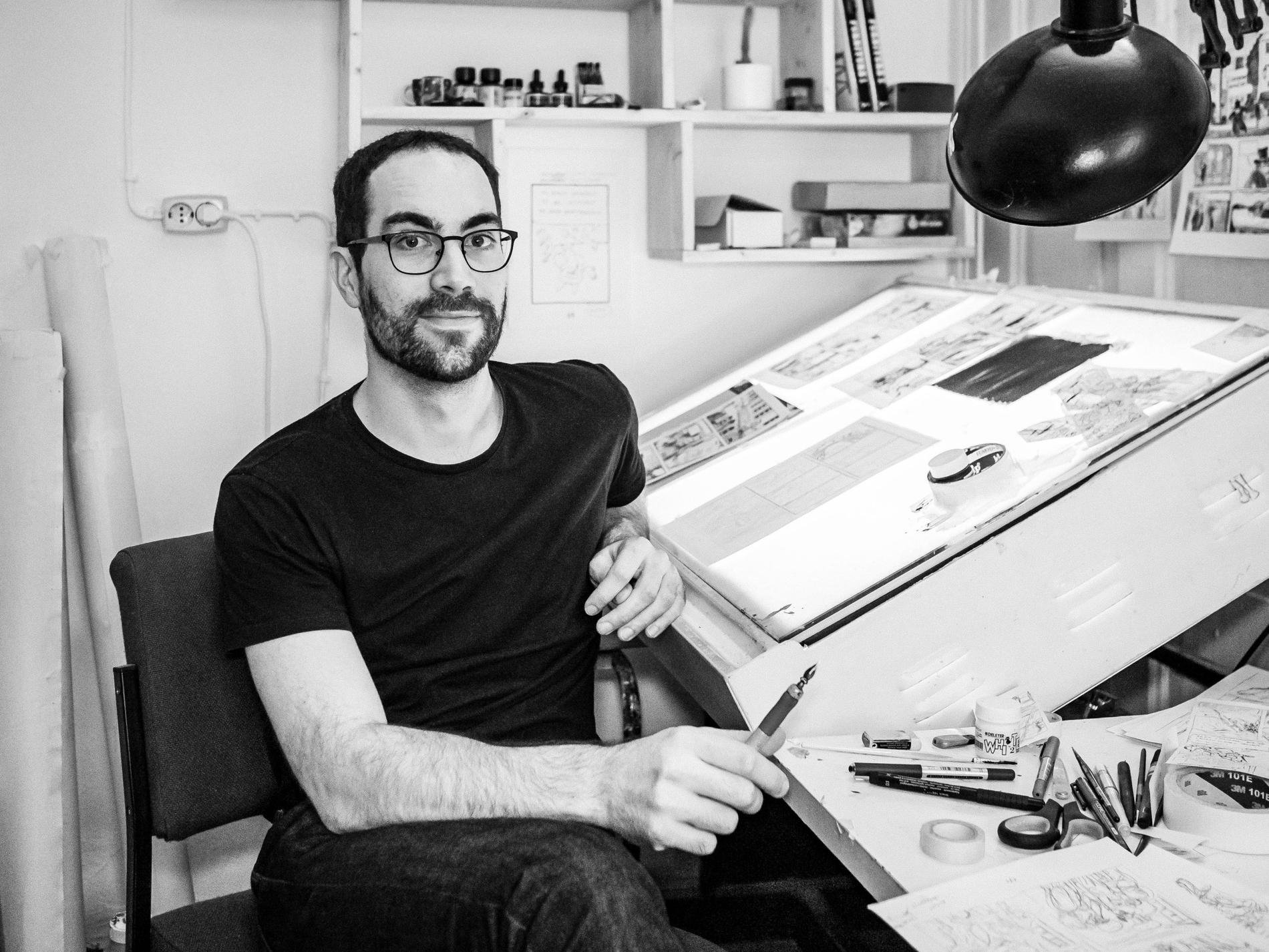 Mikael Ross (född 1984) är en tysk serietecknare och skräddare. Han är denna höst aktuell på svenska med ”Fallet”, som vann Max und Moritz-priset för bästa tyska serie 2020.