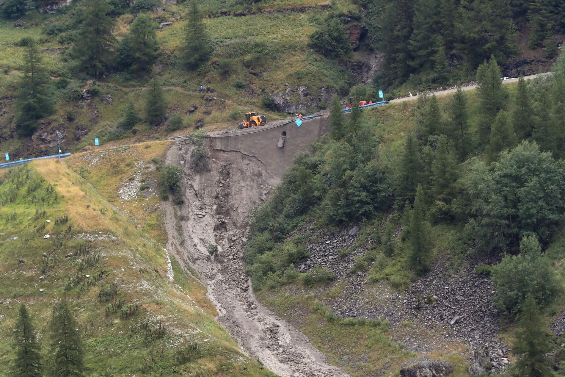 Ett regnoväder och jordskred satte stopp för den 19:e etappen av Tour de France på fredagen.