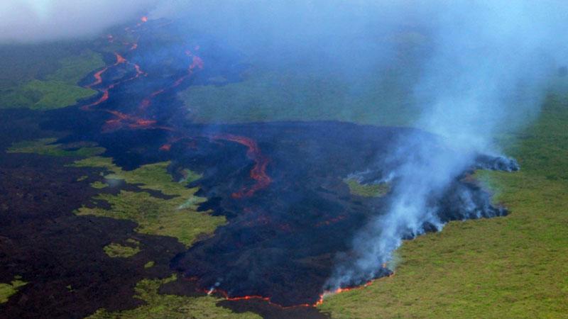 Rök strömmar ut ur vulkanen Cerro Azul på Isabela island, en av Galápagosöarna.