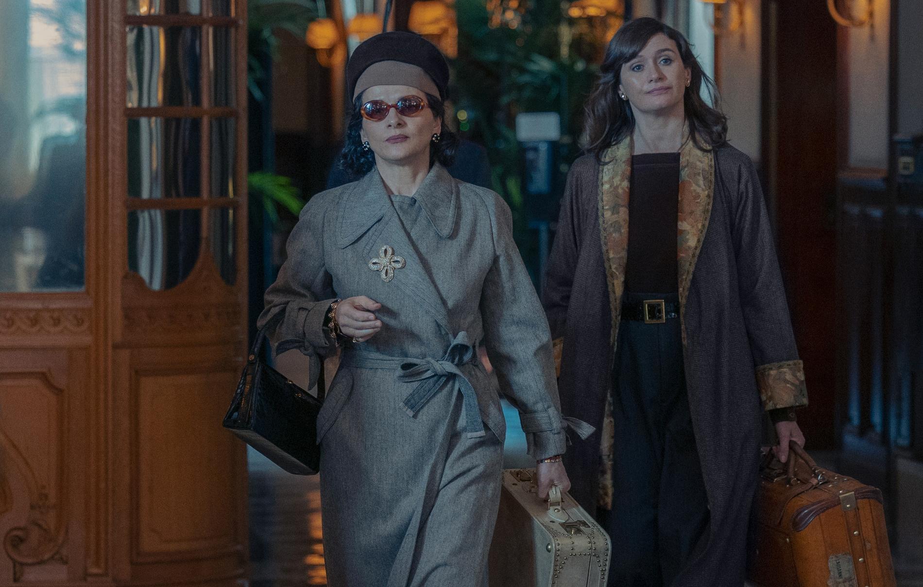 Juliette Binoche och Emily Mortimer som Coco Chanel respektive Elsa Lombardi i "The new look". Pressbild.