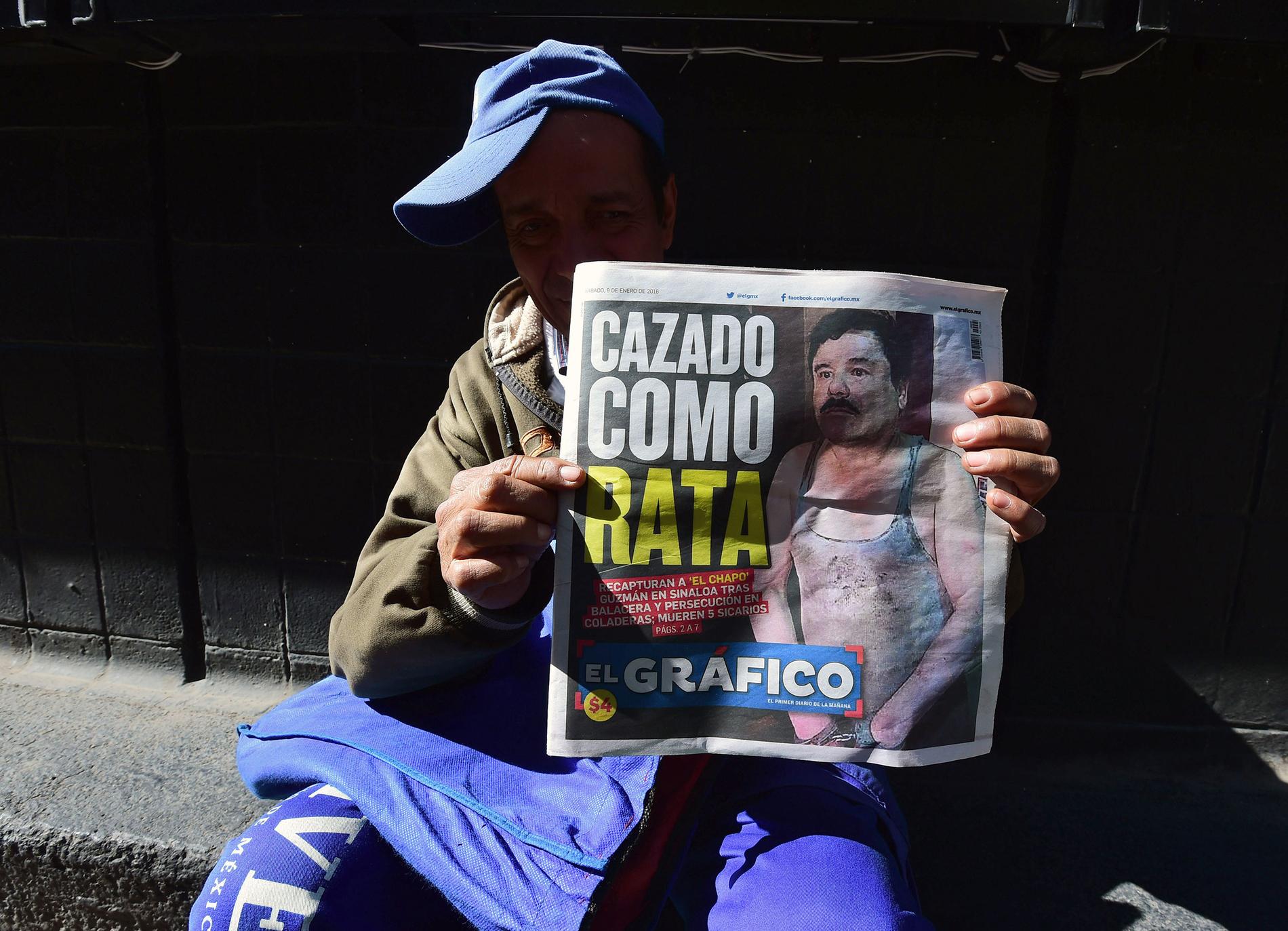 En tidningsförsäljare i Mexico City visar upp tidningen El Grafico som har rubriken "jagad som en råtta"