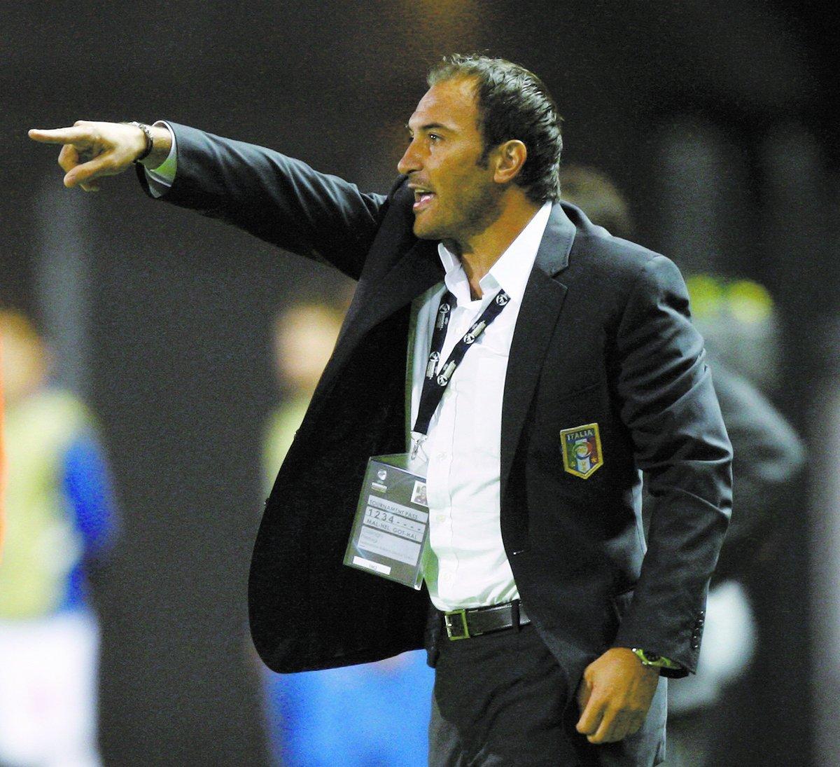 Pierluigi Casiraghis Italien fick 0–0 mot Serbien i går. På midsommarafton väntar Sverige.