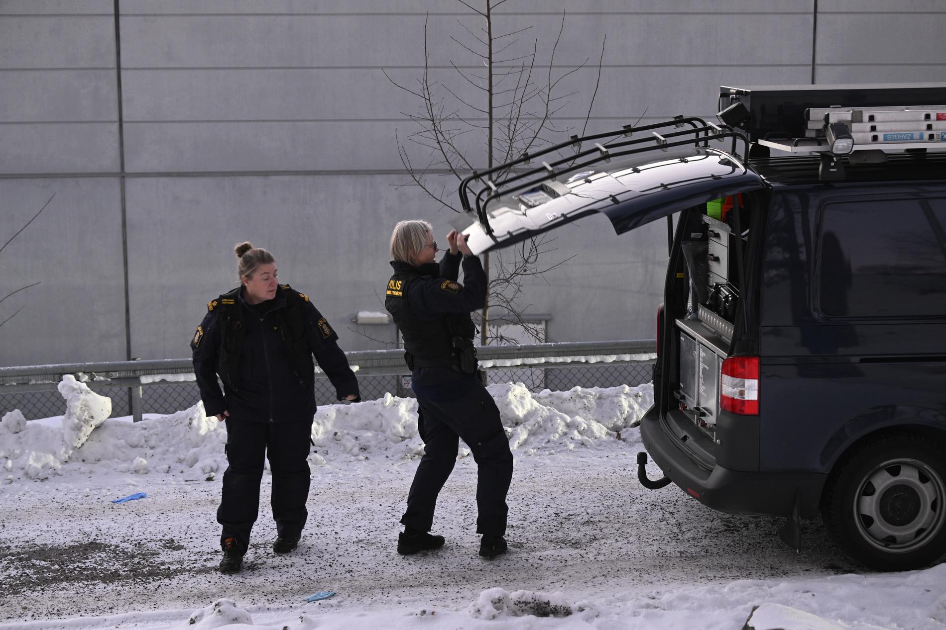 Polis på plats efter en pojke misstänks ha mördats i Södertälje i måndags.