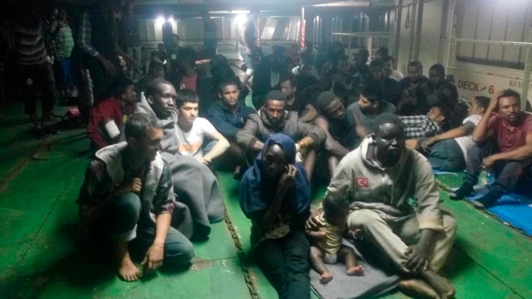 I tio dagar vägrade ett 80-tal migranter att lämna ett fartyg i den libyska hamnstaden Misrata. Nu har de tvingats i land med våld.