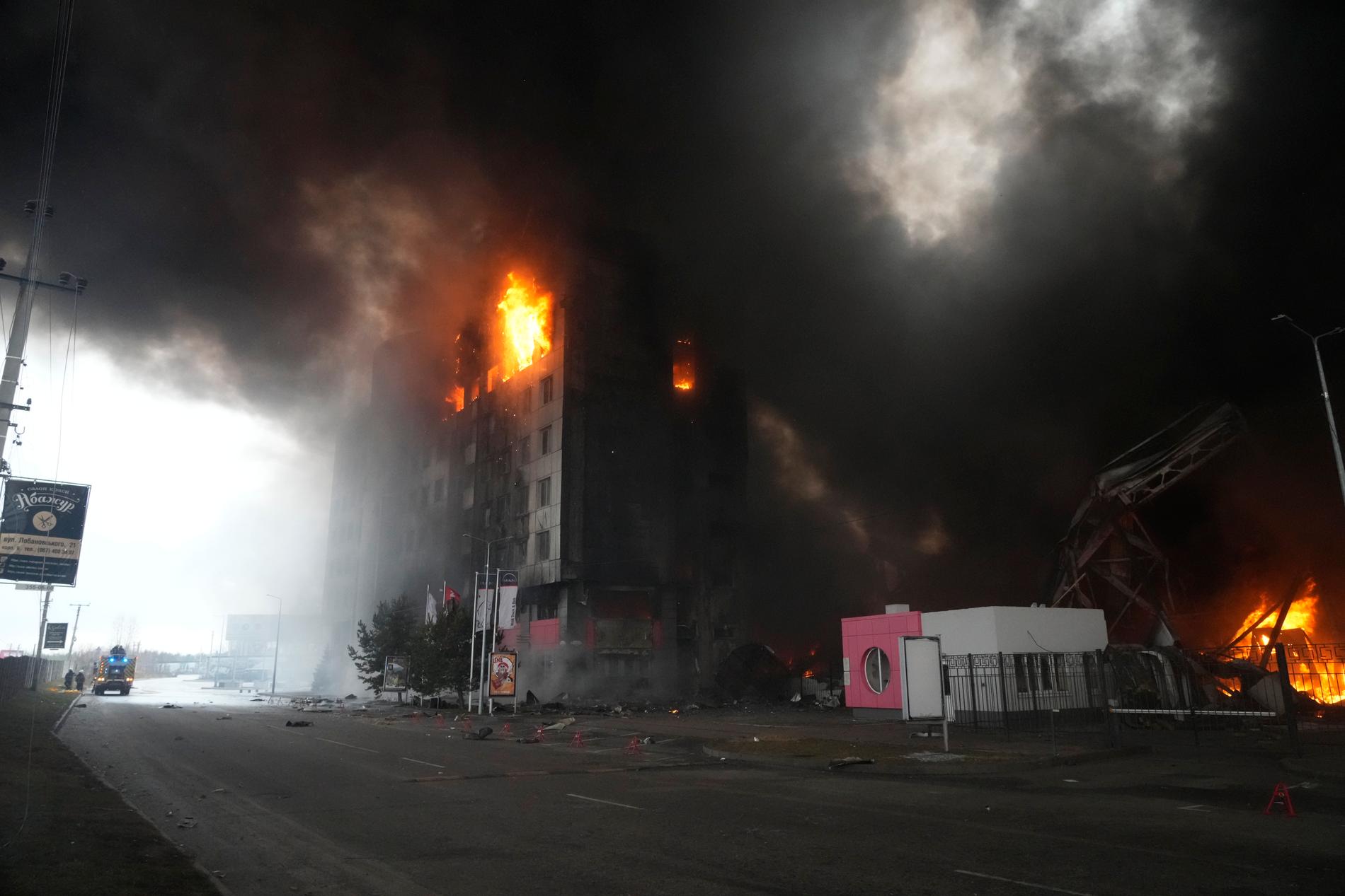 En byggnad brinner efter en bombattack i Kiev.