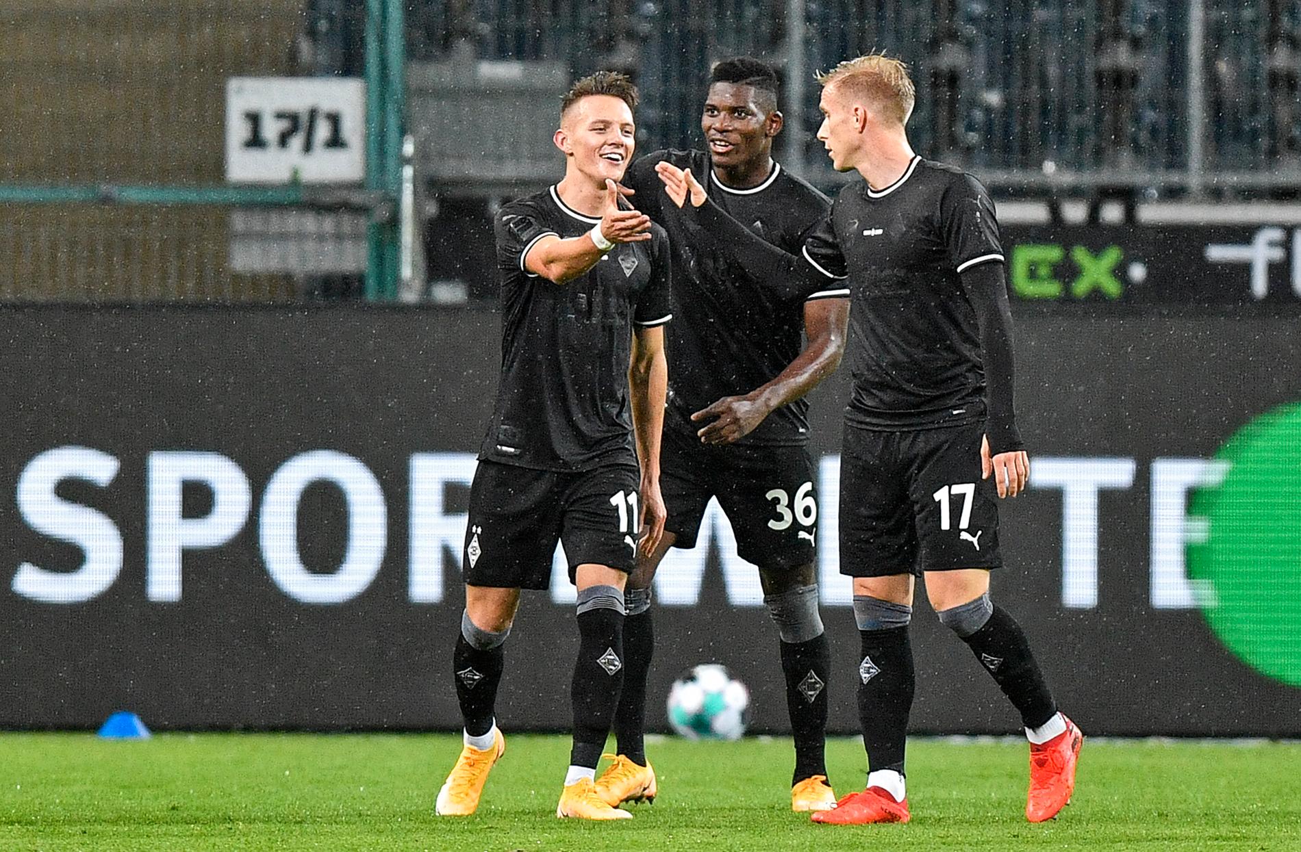 Oscar Wendt (höger) firar med lagkamrater i Borussia Mönchengladbach.