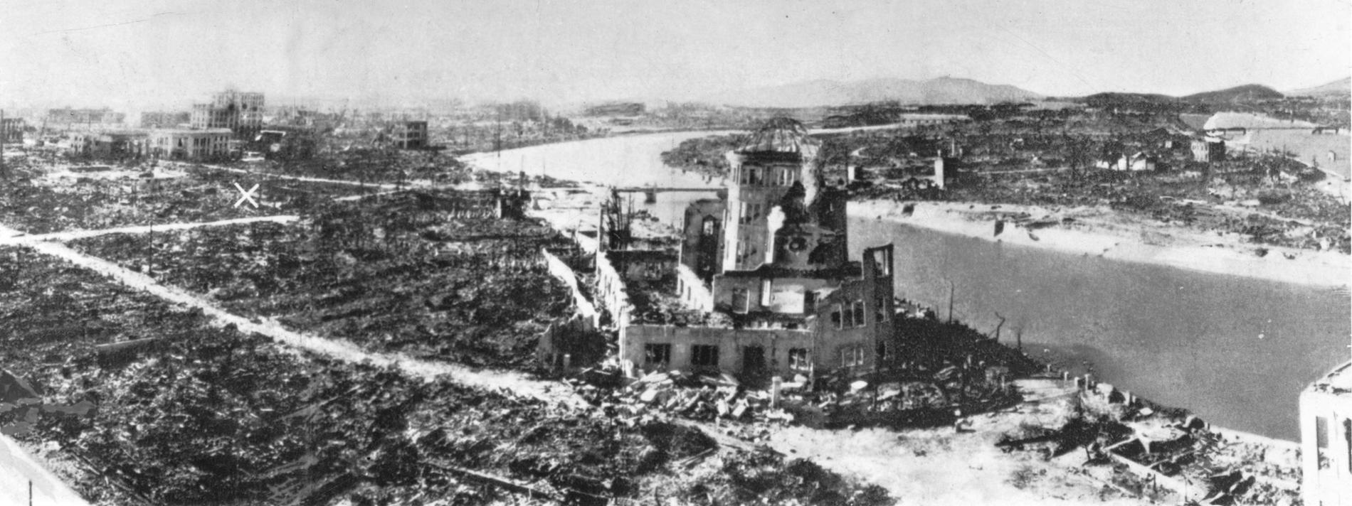 Förödelsen i Hiroshima, Japan, efter bombningen i augusti 1945. Det vita krysset till vänster visar nedslagsplatsen.