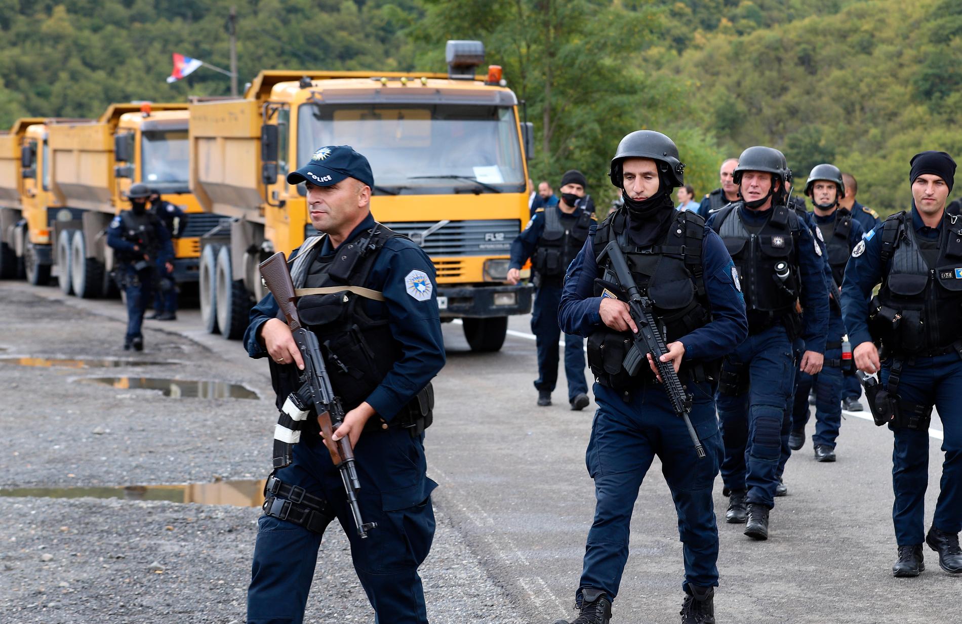 Kravallutrustad kosovansk polis på gränsen mellan Serbien och Kosovo.