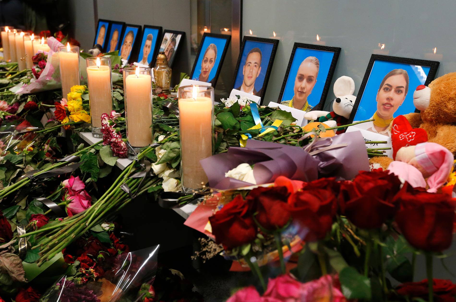 Blommor och ljus hedrar besättningen som arbetade ombord på det ukrainska flygplan som av misstag sköts ner av Iran.