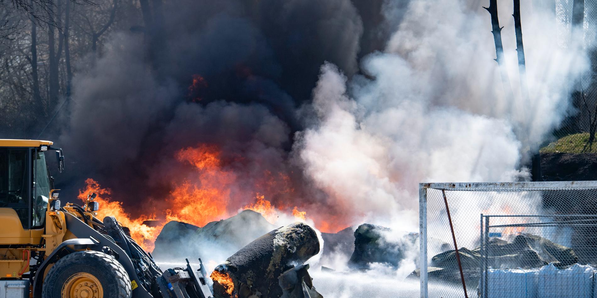  Räddningstjänsten tog hjälp av en hjullastare då man bekämpar en brand i en hög med konstgräs på Limhamns IP i Malmö på tisdagen.