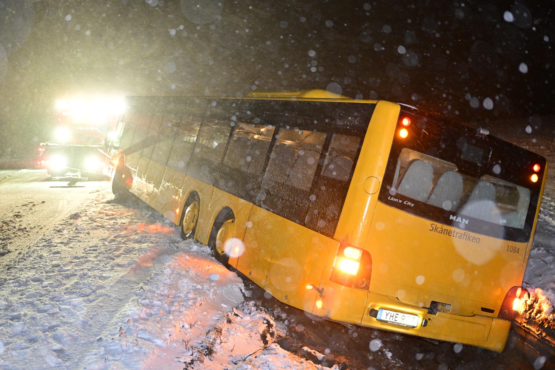 Kraftigt snöfall och blåst har ställt till det i trafiken i Skåne. På bilden en regionbuss som hamnat i diket på väg 108 mellan Svedala och Trelleborg.
