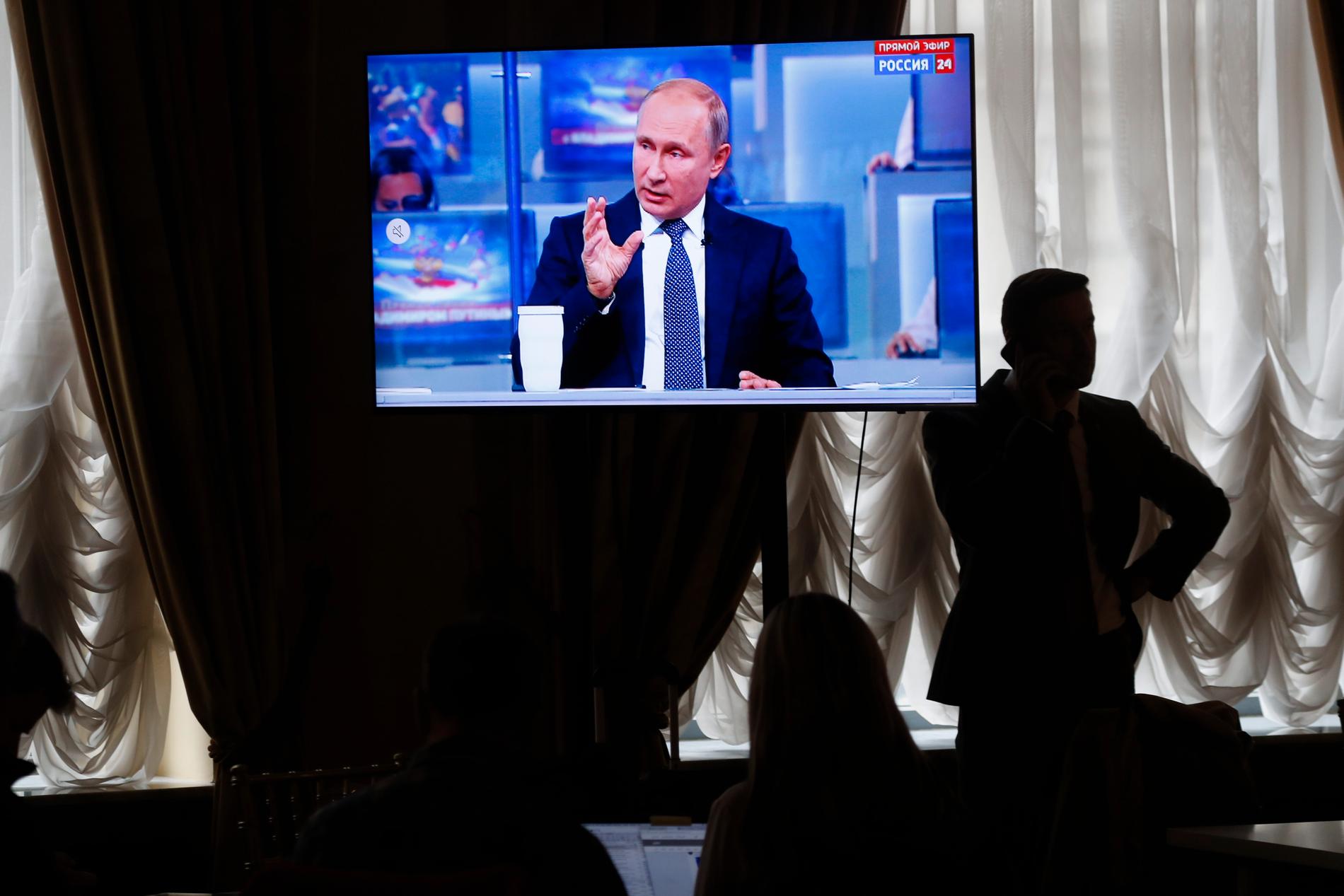Den ryske presidenten Vladimir Putin under sitt frågeprogram 2018. Arkivbild.