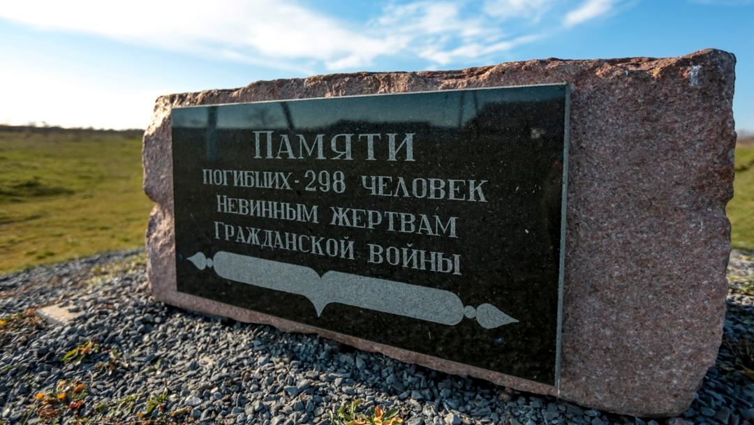Minnesstenen vid kraschplatsen nära byn Hrabove i Donetsk i östra Ukraina: ”Till minne av 298 döda människor, oskyldiga offer för inbördeskrig”.