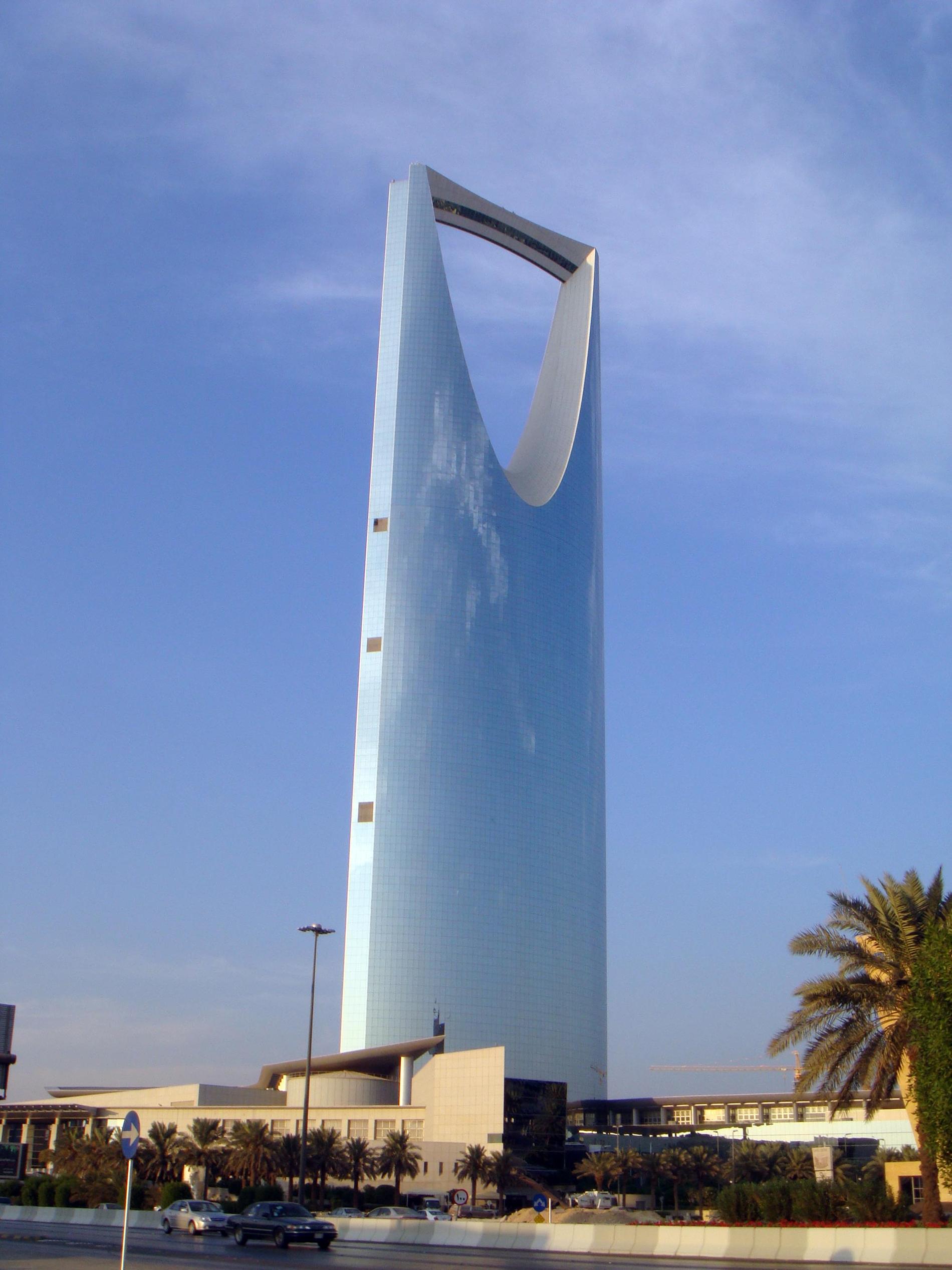 8. KINGDOM CENTER, RIYADH, SAUDIARABIEN Saudiarabiska bygglagar förbjuder byggnader med mer än 30 användbara våningsplan. Kingdom Center, landets högsta byggnad, kringgick lagen genom att ovanpå den 30:e våningen bygga kontruktionen med det stora hålet. På sätt fick man en egen design och lyckades pressa upp totalhöjden till över 300 meter. Höjd: 302 meter. Klar: 2002. Byggkostnad: 3,2 miljarder kronor. Flyg till Saudiarabien - kolla vad det kostar här.