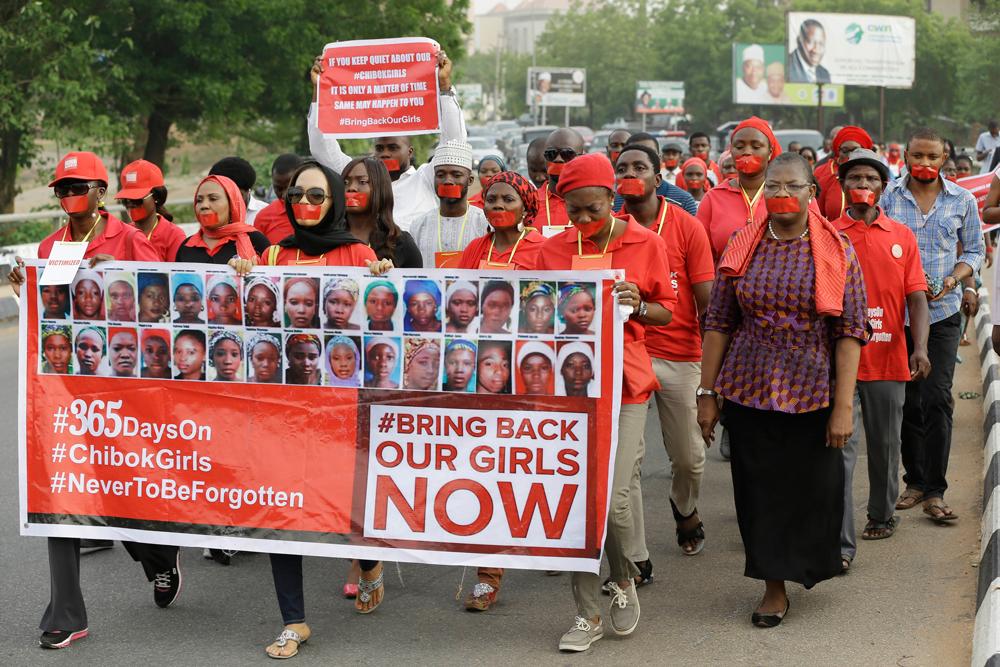 På ettårsdagen av bortförandet av skolflickorna annordnades ett tyst protesttåg för att sätta press på myndigheterna i Nigeria.