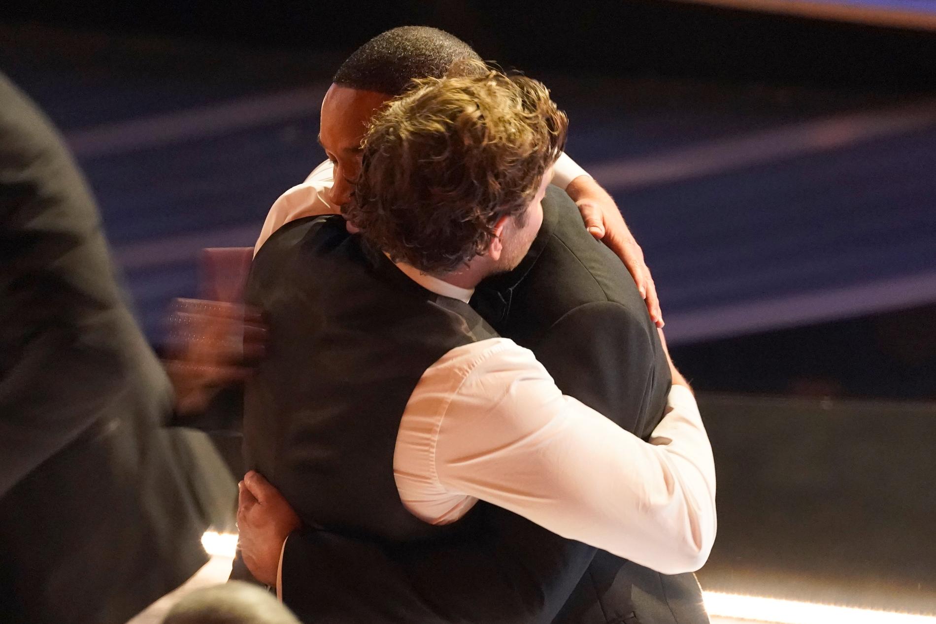 Bradley Cooper kramar om Will Smith efter skådespelarens utbrott där han slog till Chris Rock
