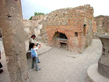 I 1700 år låg Pompeji bevarad precis som när staden dränktes i vulkanaska år 79.