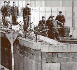 här bygger de utopin  Östtyska soldater bygger muren som delade Öst och Västberlin, ungefär vid Checkpoint Charlie, 1961.