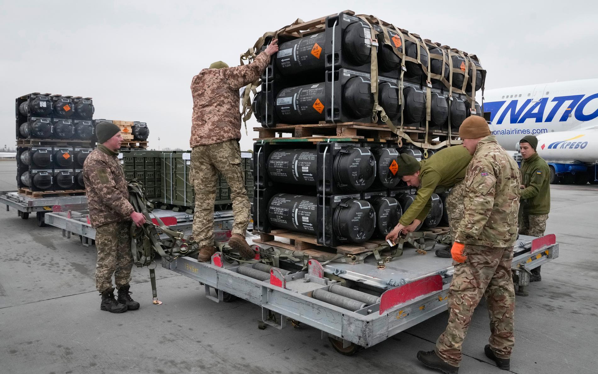 Ukrainska soldater lastar av anti-tank missiler som USA skickat till Ukraina. 