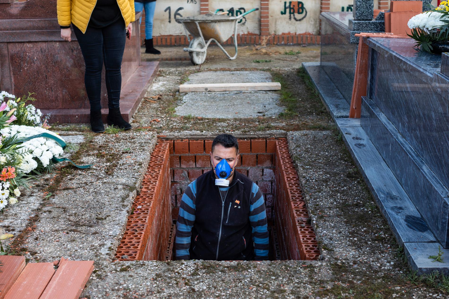 En grav förbereds i Zarza de Tajo för en 86-årig kvinna som avlidit i covid-19.