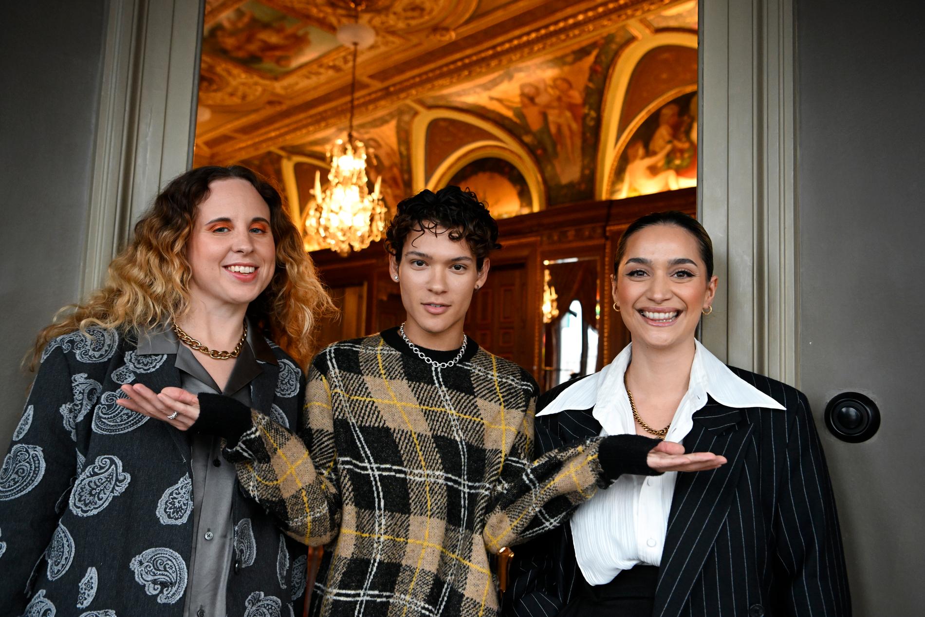Omar Rudberg, Lisa Ambjörn och Rojda Sekersöz inför "Young royals" andra säsong.