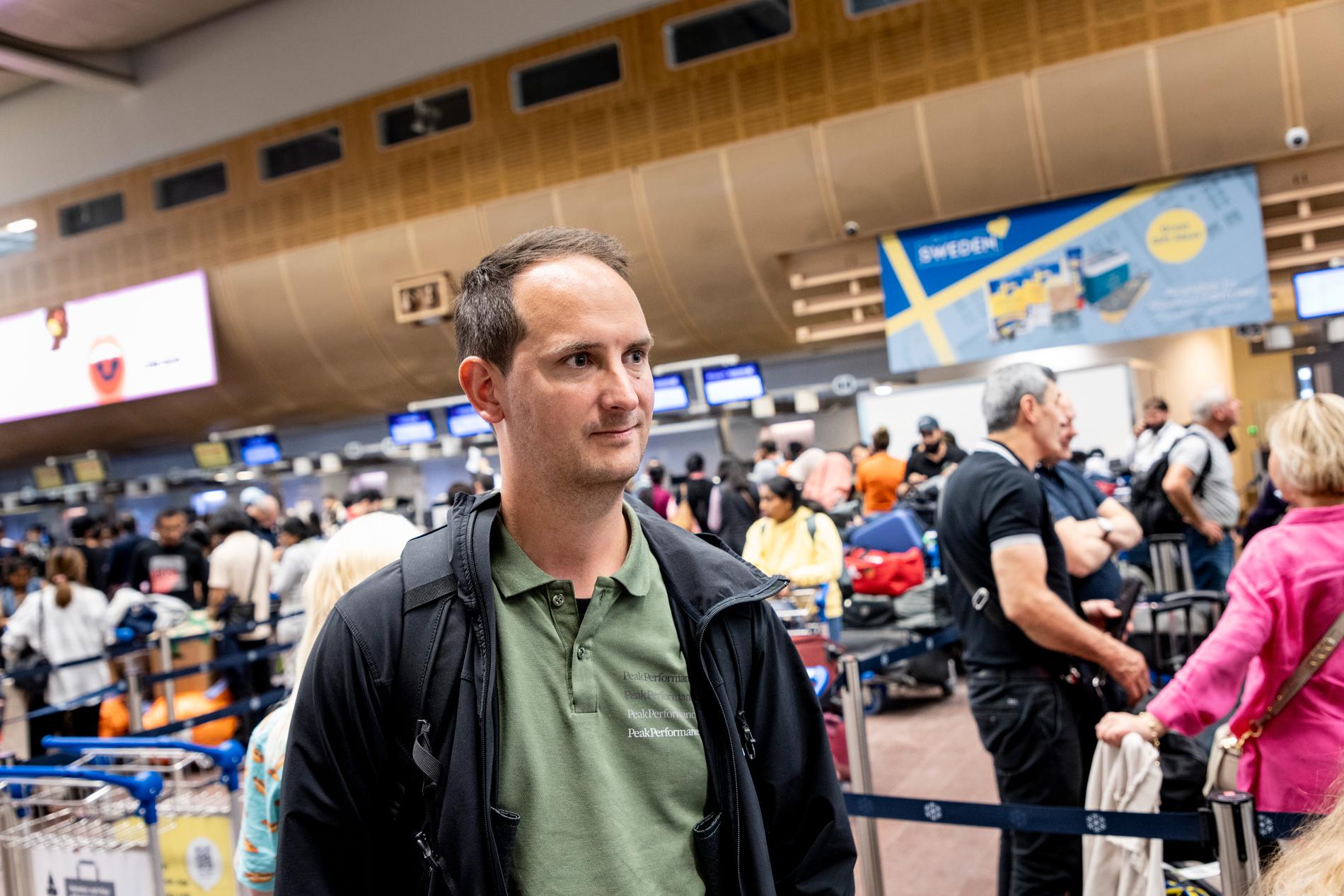 Peter Gustafsson i kön för att lämna av bagaget på Arlanda flygplats.