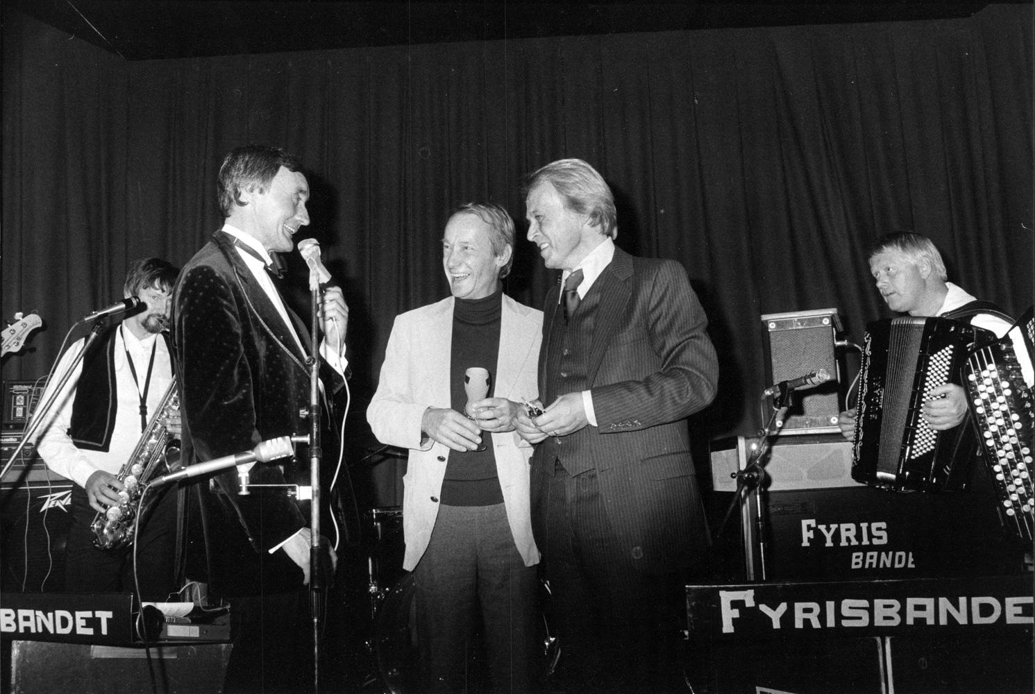 Tillsammans med bröderna Gösta och Mikael Ekman på scen 1982.