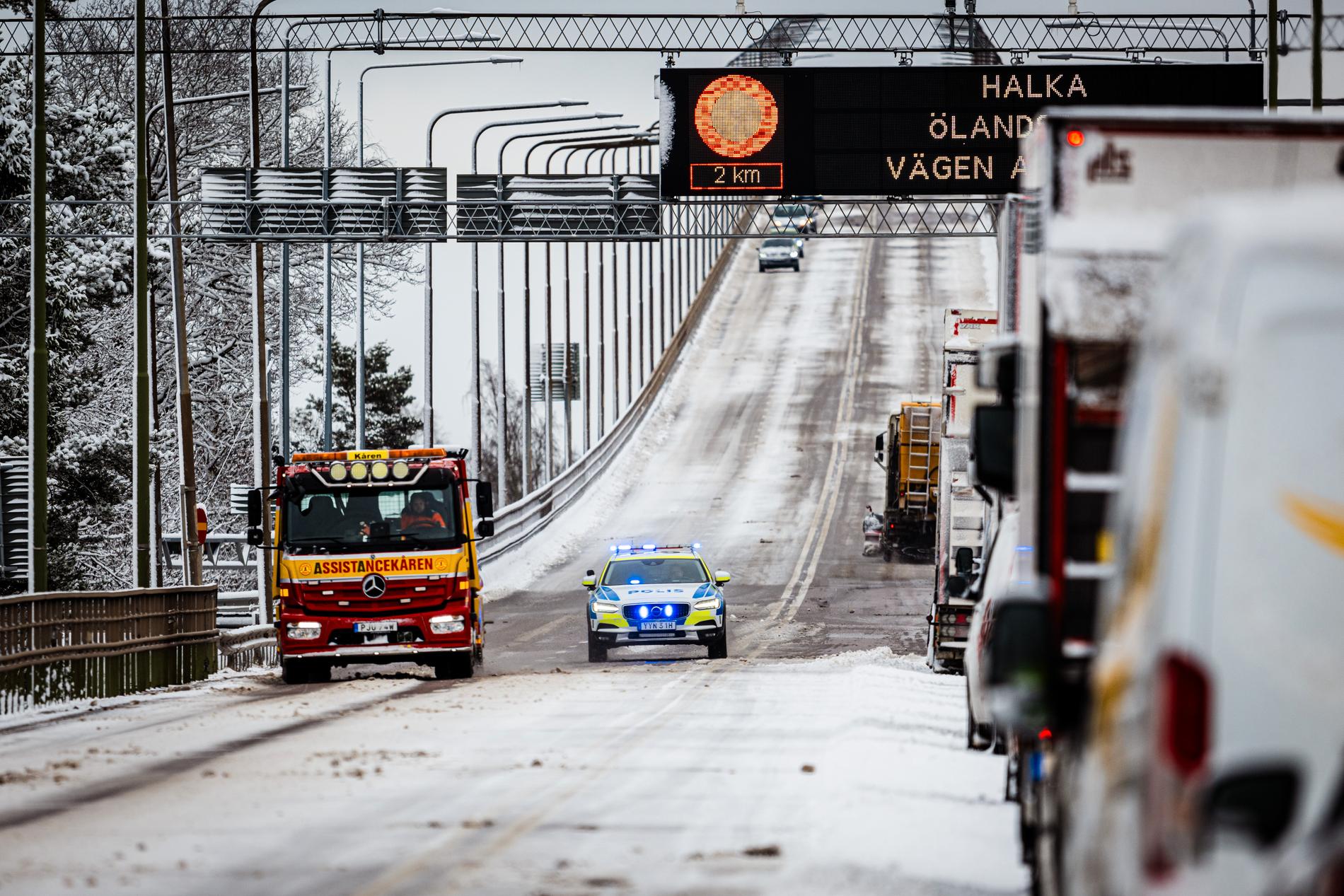 I början av april fick Ölandsbron stänga på grund av olyckor i snöovädret. 