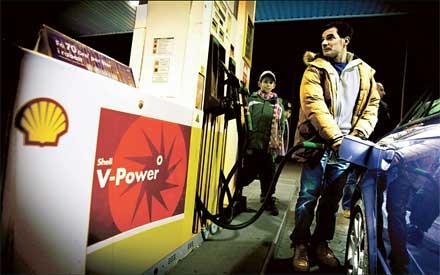 DIESEL BLANDADES I V-POWER Här sålde Shell bensin utblandad med diesel. Hundratals bilar måste nu repareras för miljonbelopp. Nuri Brahim tar det säkra före det osäkra och väljer vanlig bensin.