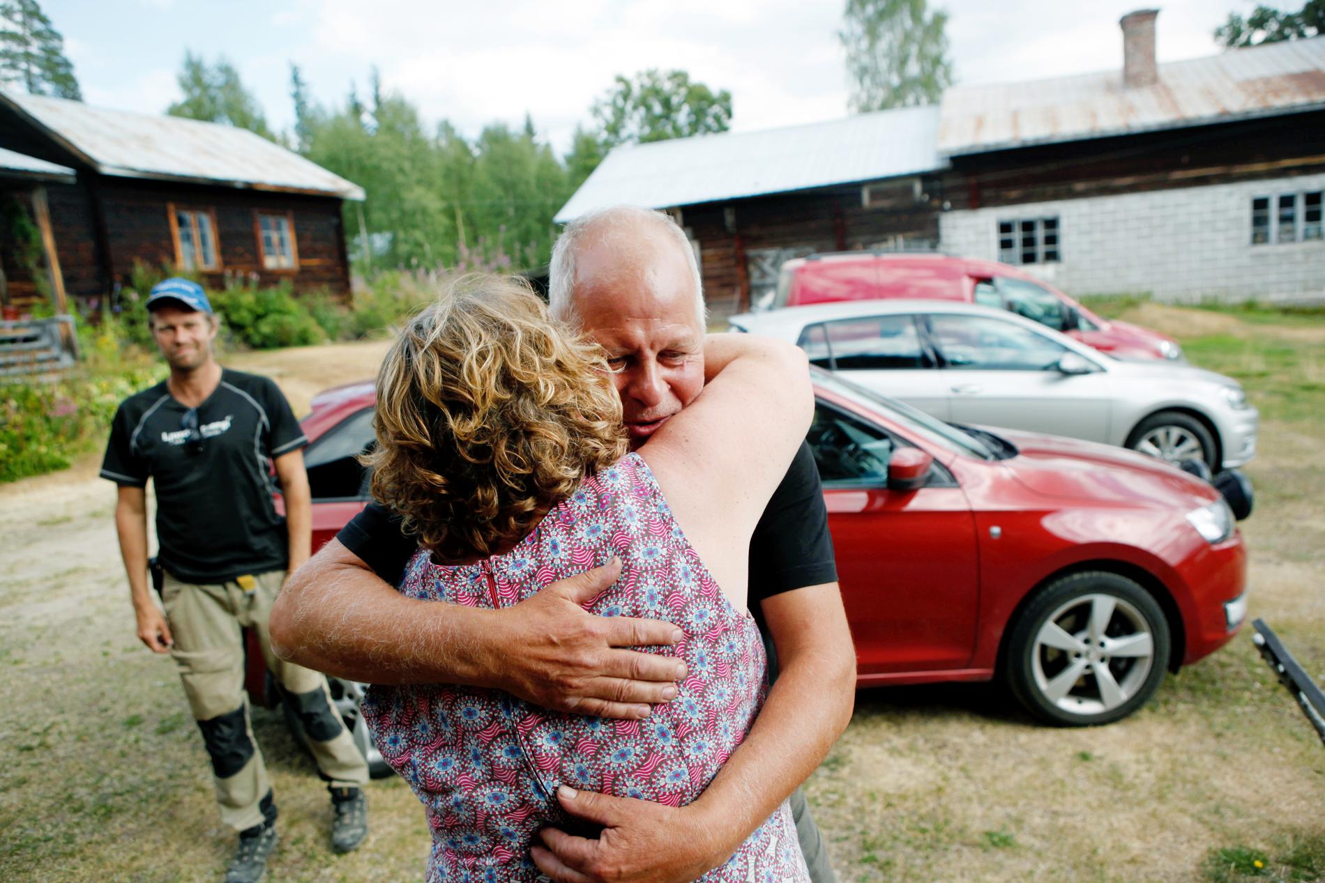 Sven-Göran Rystedt, Gabriella Persson och Johan Karnestrand fick på torsdagen återvända hem efter evakueringen från Karlstrand och Huskölen. Varma kramar delades ut.
