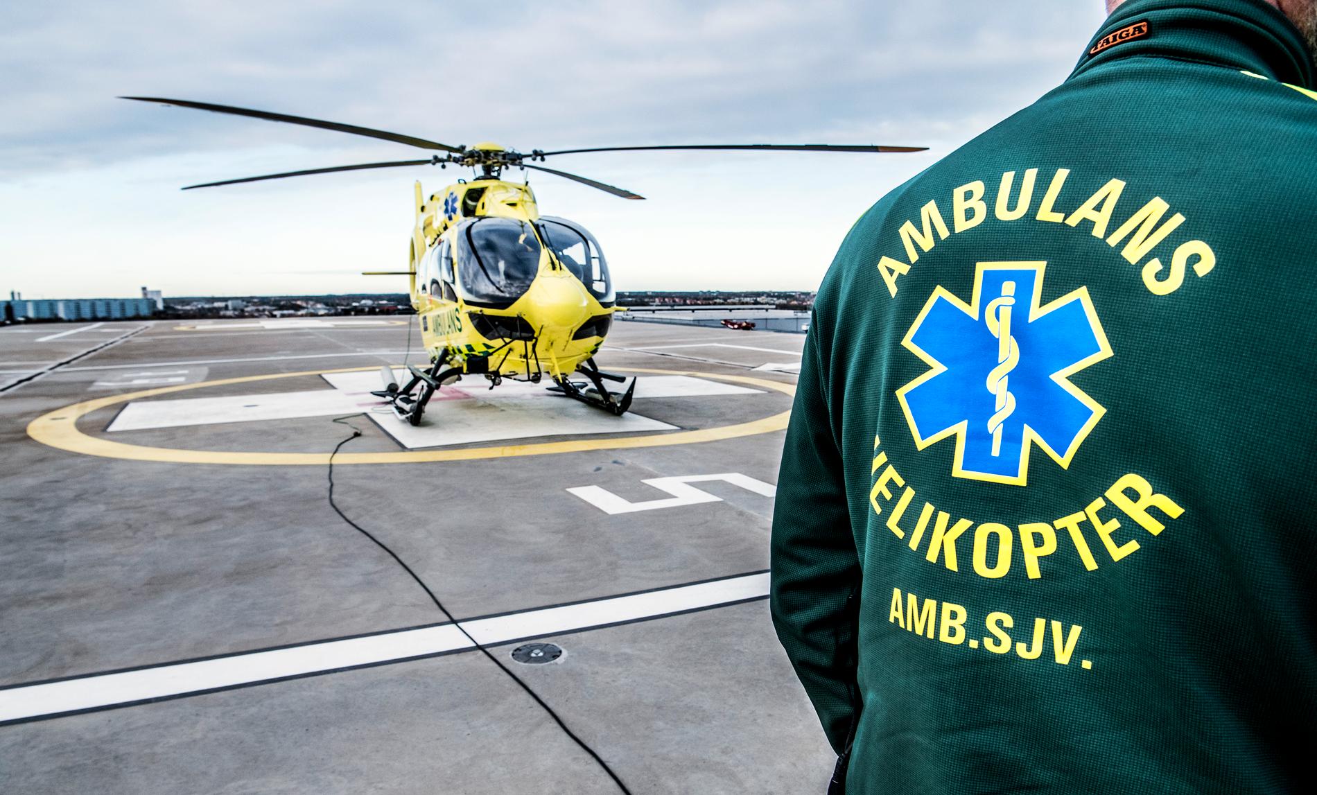 En person flögs till sjukhus med ambulanshelikopter efter att ha gått igenom isen på en sjö i Dalarna. Arkivbild.