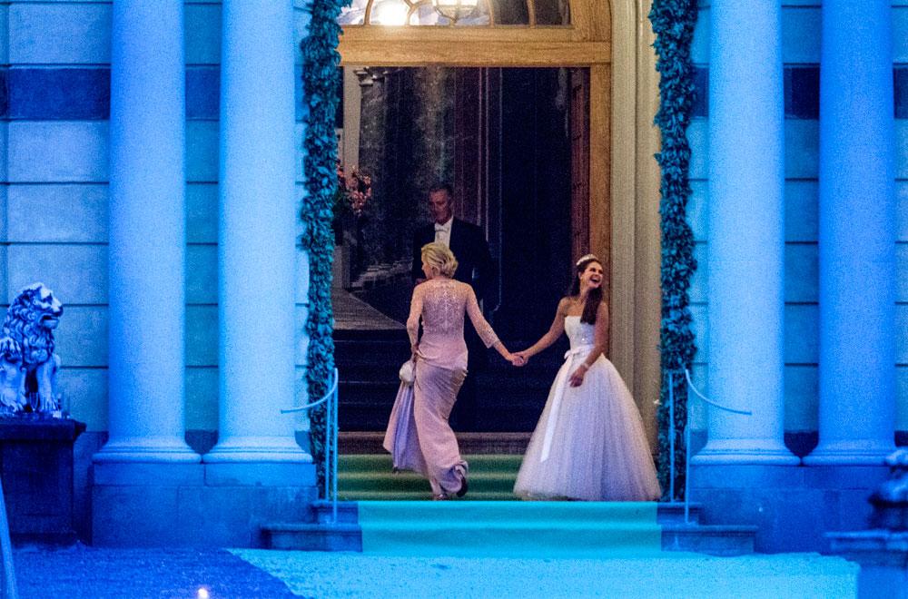 NICLAS HAMMARSTRÖM Prinsessan Madeleine skiner av lycka när hon förs in på Drottningholmslott. Kungligheter från hela Europa festade hela natten efter Madeleine och Chris bröllop.