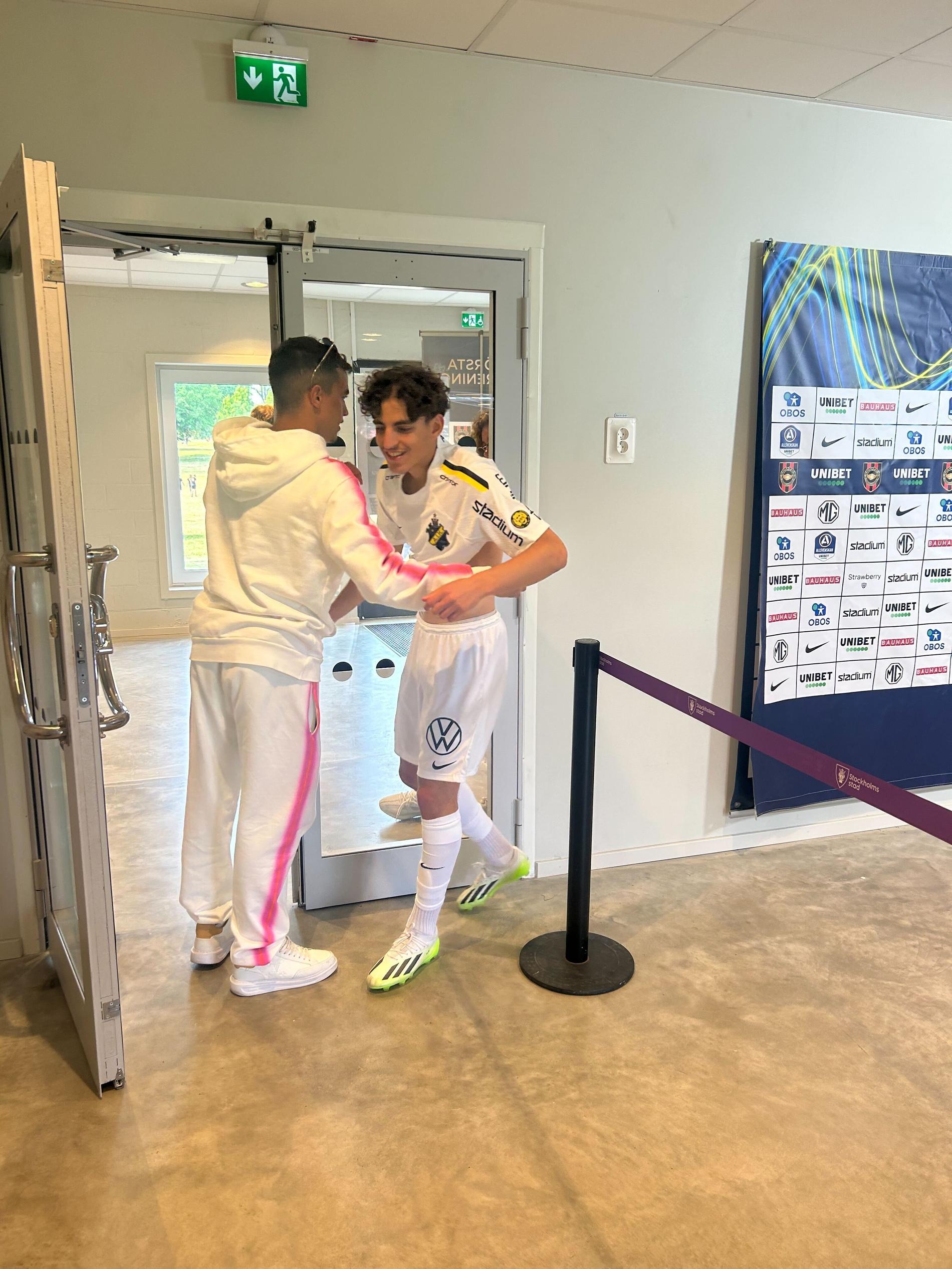 Yasin Ayari kramar om brorsan Taha Ayari efter matchen. 