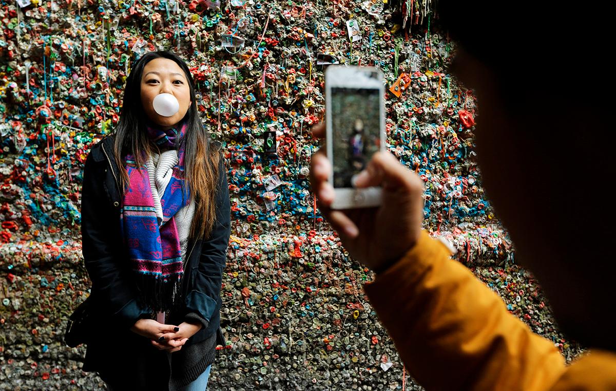 Seattle, USA: Jessica Wang från Los Angeles är på besök i Seattle och han precis ta en bild vid tuggummiväggen nära Pike Place Market innan den ska rengöras. Arbetet påbörjades under tisdagen.
