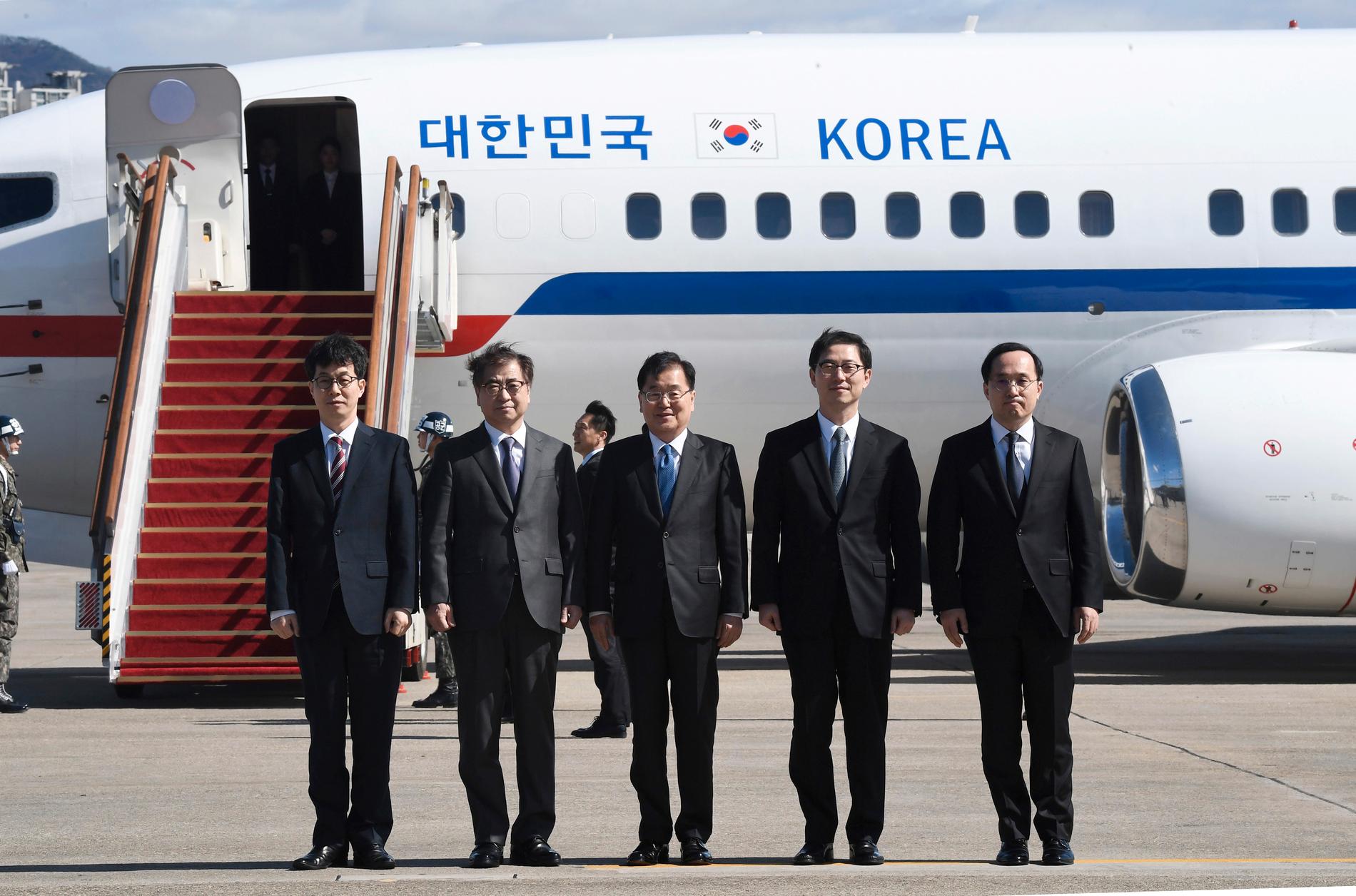Den sydkoreanska delegationen på väg mot Nordkorea.