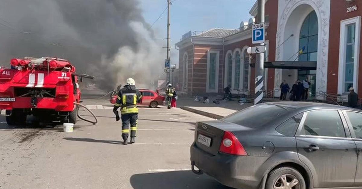 Räddningstjänst i arbete vid tågstationen i Kramatorsk, strax efter attacken. 