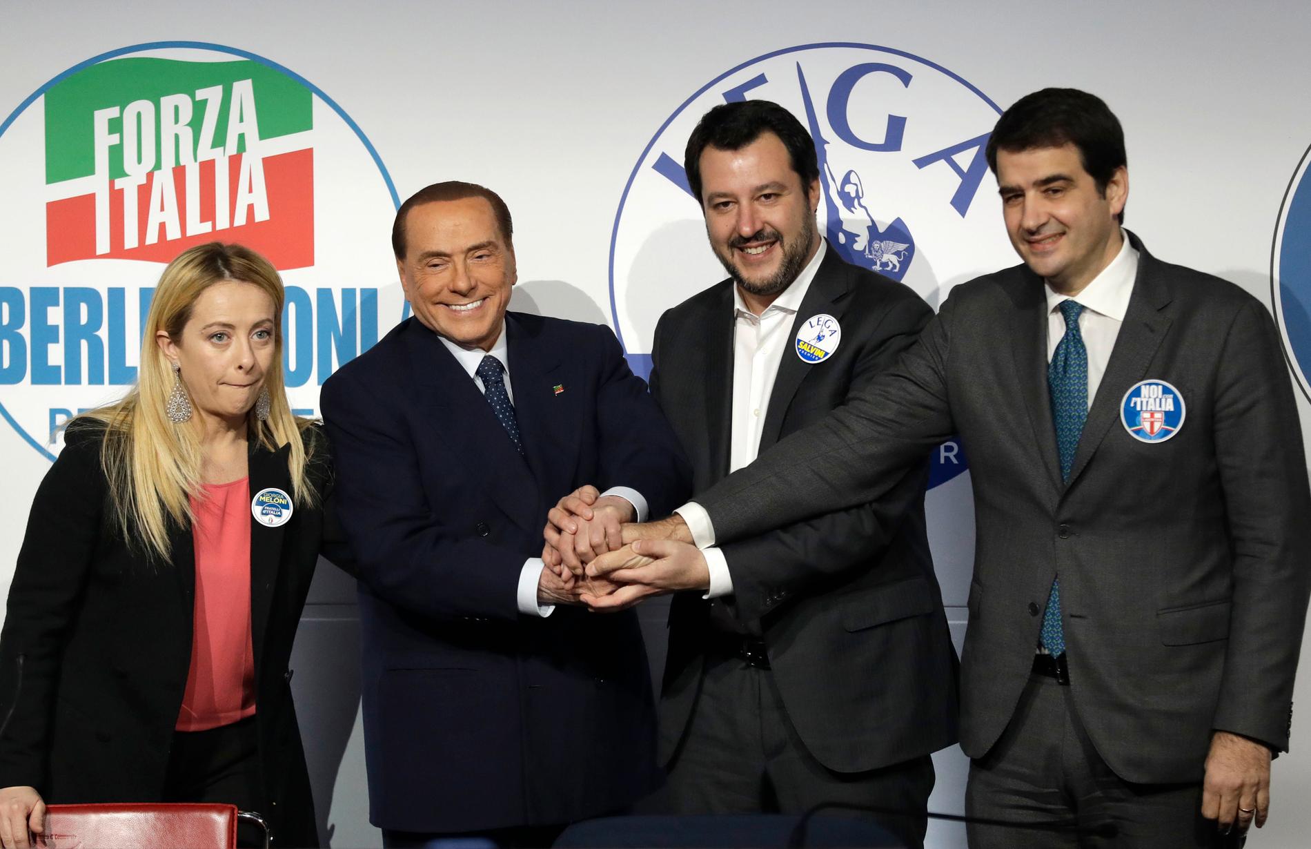 Högeralliansen i samling inför valet 2018. Då spelade Giorgia Meloni en biroll, medan ex-premiärministern Silvio Berlusconi och Legas Matteo Salvini fick det allra mesta av rampljuset. Till höger står Raffaele Fitto, som då ledde ett mindre högerparti men som i dag har gått över till Italiens bröder. Arkivbild.