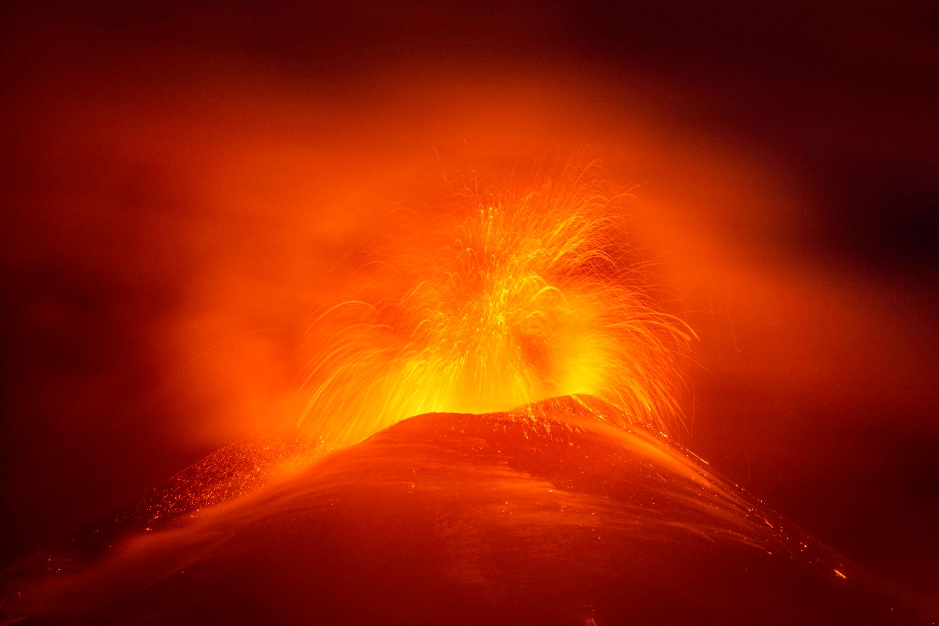 Lava sprutar ut från vulkanen Etna på Sicilien. Arkivbild