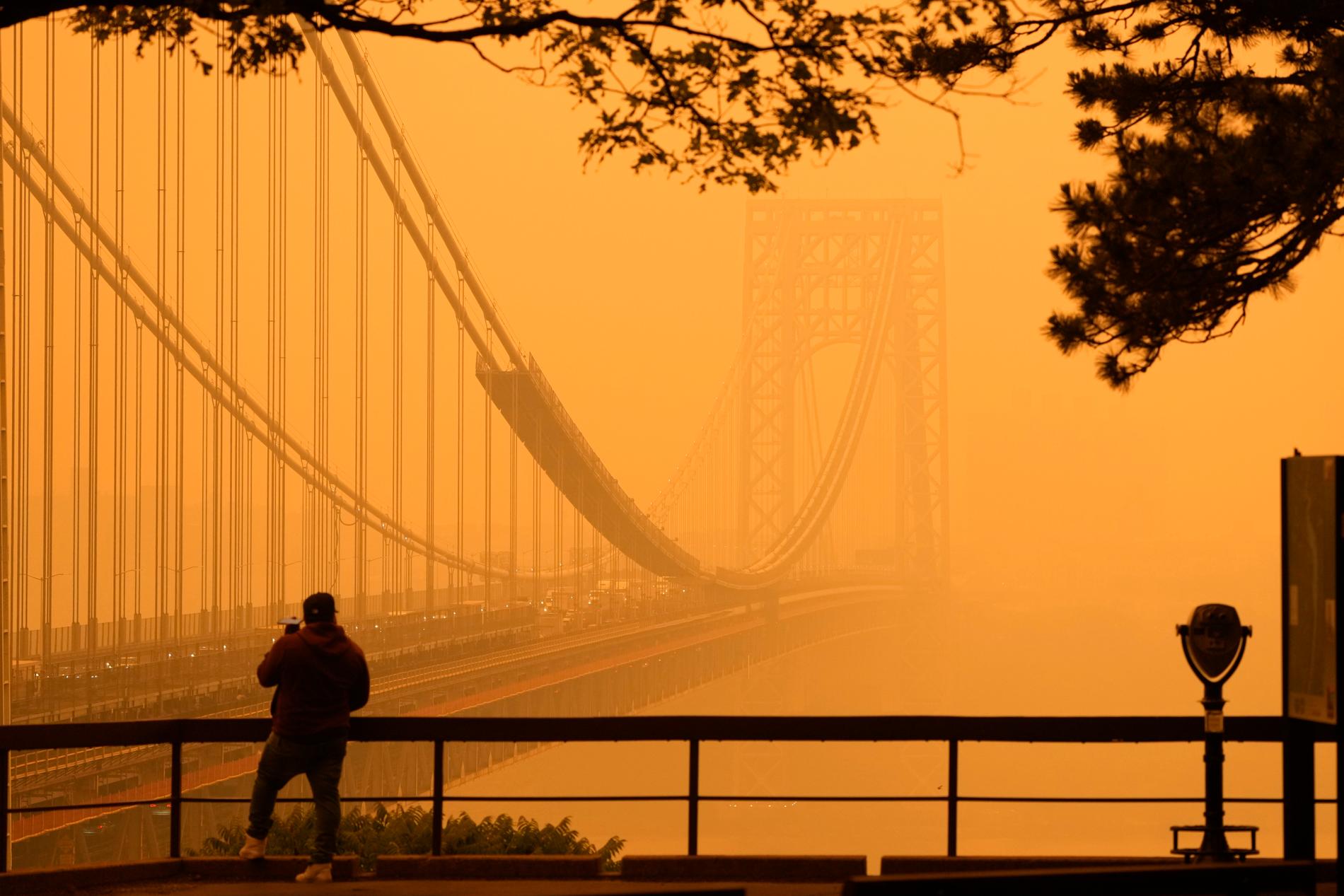 Dimma över George Washington Bridge i New Jersey.