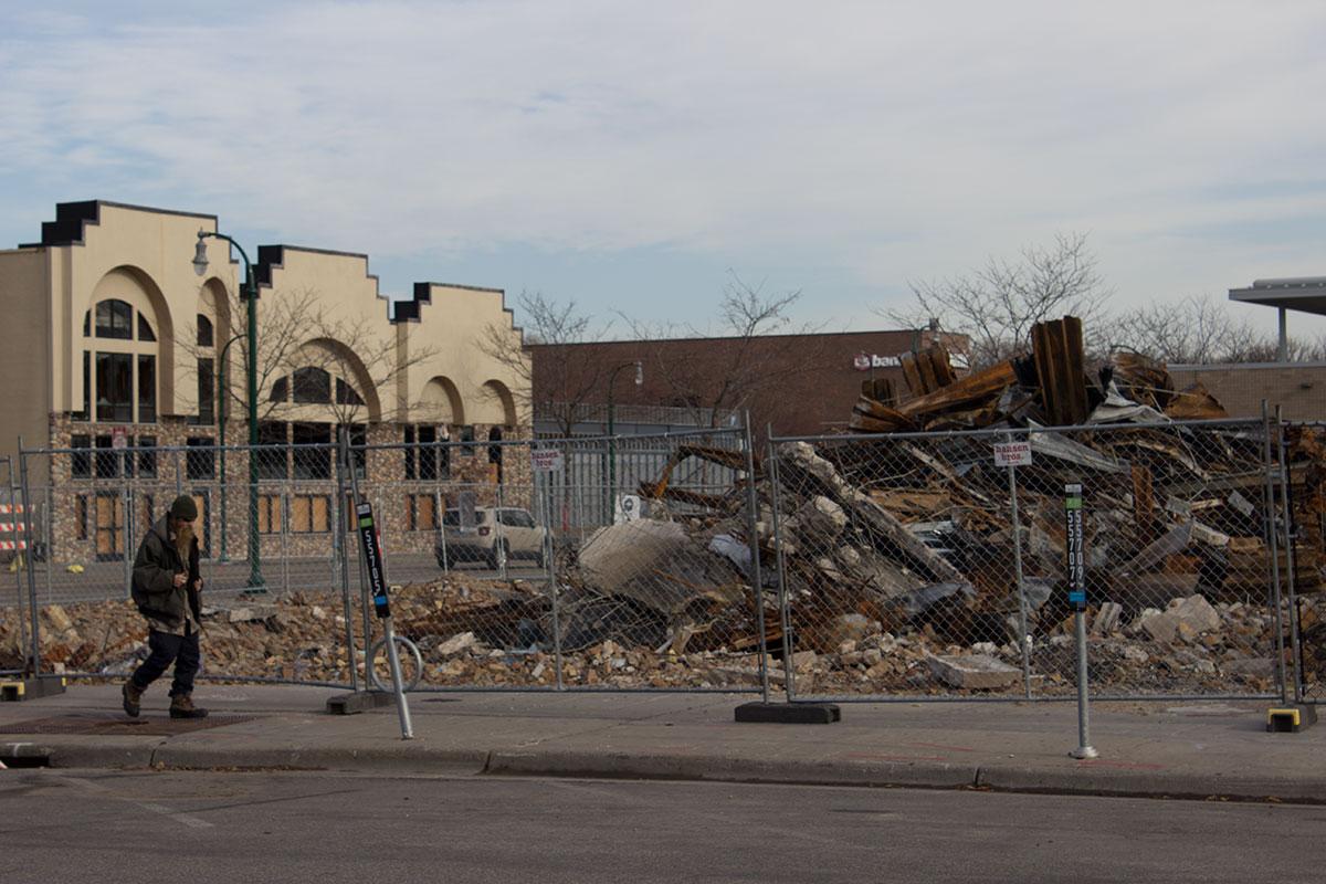 Hundratals byggnader vandaliserades och brändes ner i Minneapolis under kravaller dagarna efter Floyds död. Ett halvår senare ligger flera av fastigheterna fortfarande i ruiner i närheten av polishuset i tredje distriktet.