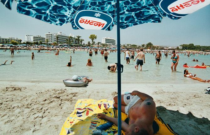 NISSI BEACH, CYPERN Vackra vita sandstränder i vindskyddat område med grunt vatten och en ö. Ayia Napas mest kända strandområde med en uppsjö av aktiviteter och dykskola. Delar av Nissi Beach är mycket populära bland ungdomar, men stranden är barnvänlig också. Boka din resa till Cypern här!
