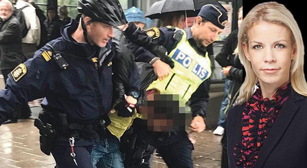 Attacken mot polismannen på Medborgarplatsen visar ännu en gång att vi tydligt måste signalera att våld mot samhällets stöttepelare är oacceptabelt, skriver Anna König Jerlmyr.