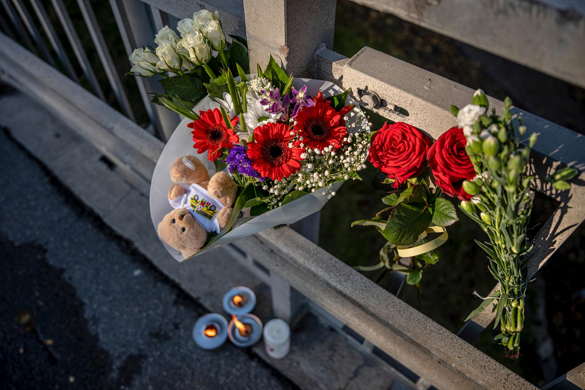Blommor och ljus på bron där pojken och flickan blev påkörda. 