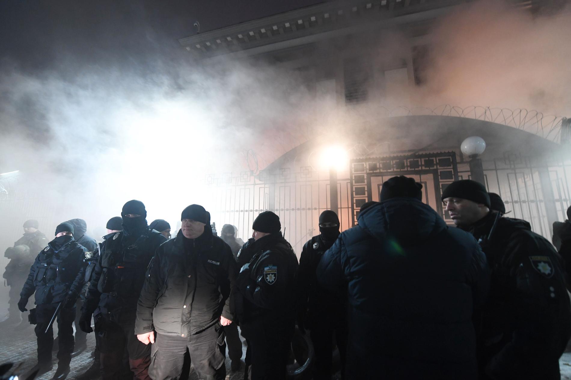 Poliser utanför ryska ambassaden i Kiev. 